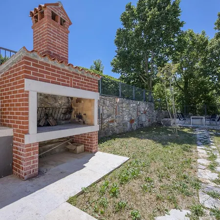 Stone Galant With Pool - Happy Apartman