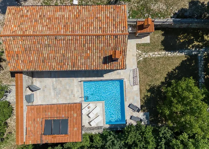 Stone Galant With Pool - Happy